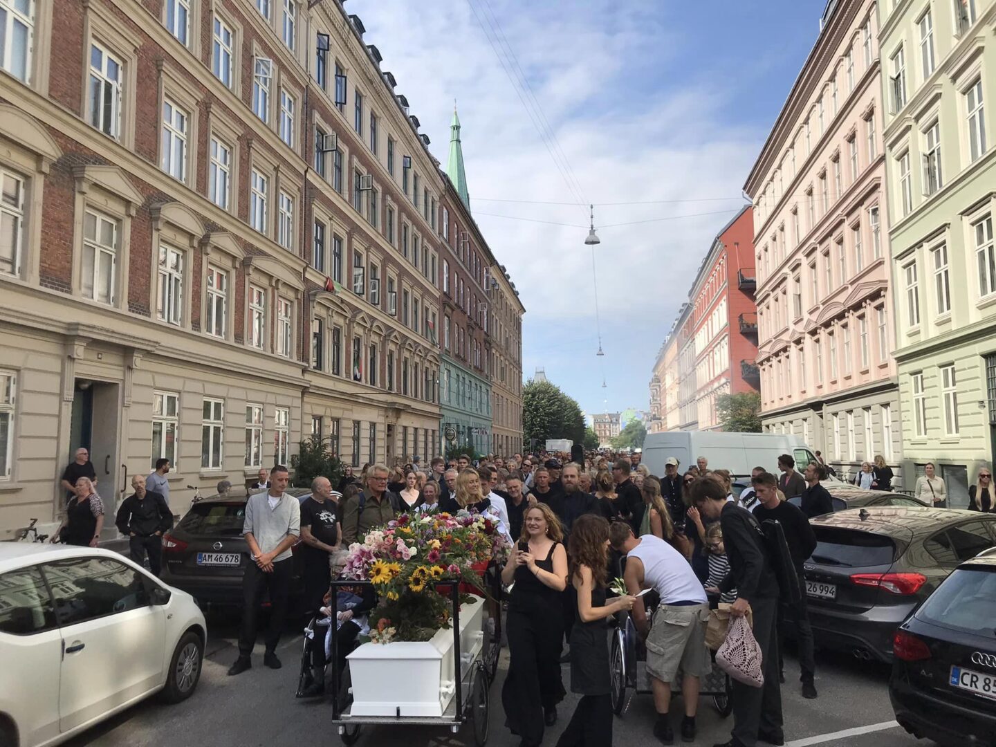 Bededamerne rullede afsted med Louise Adrian på ladcyklen...